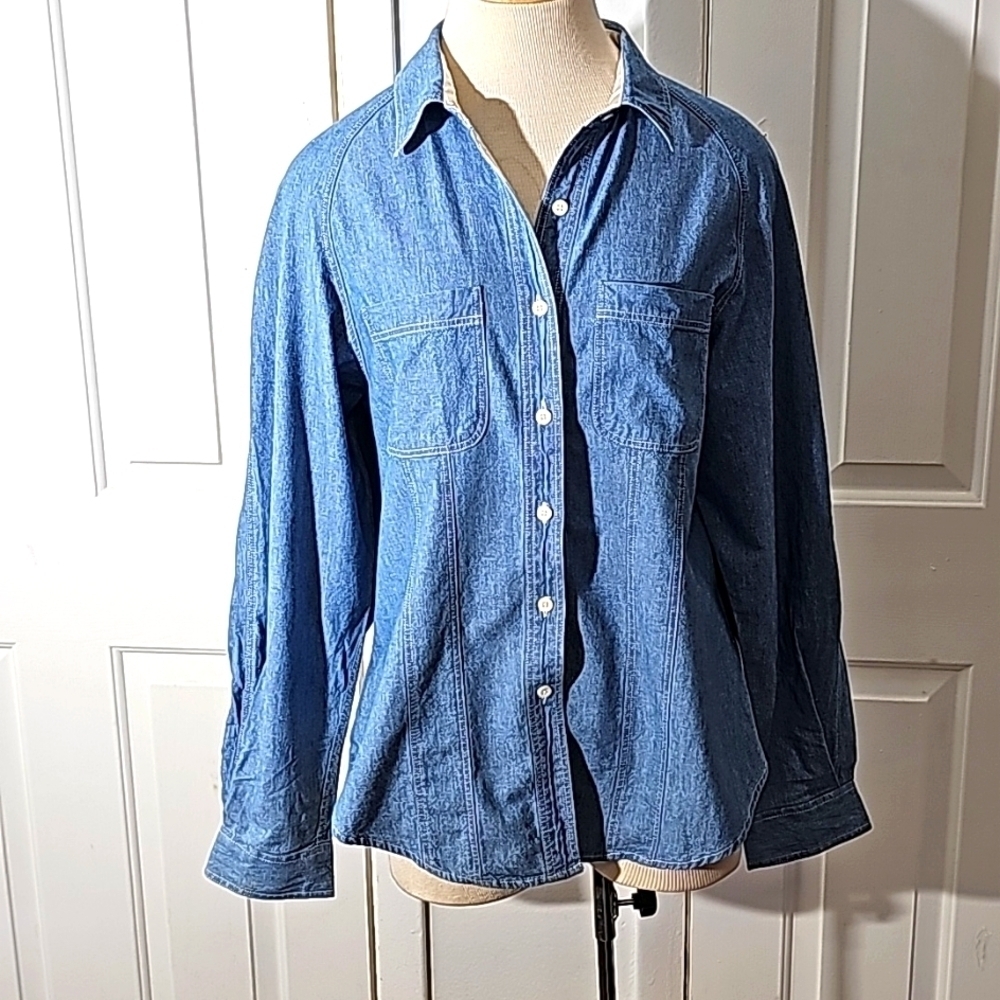 Dockers women's denim long sleeves shirt. In large. Contrast‎ white satin.